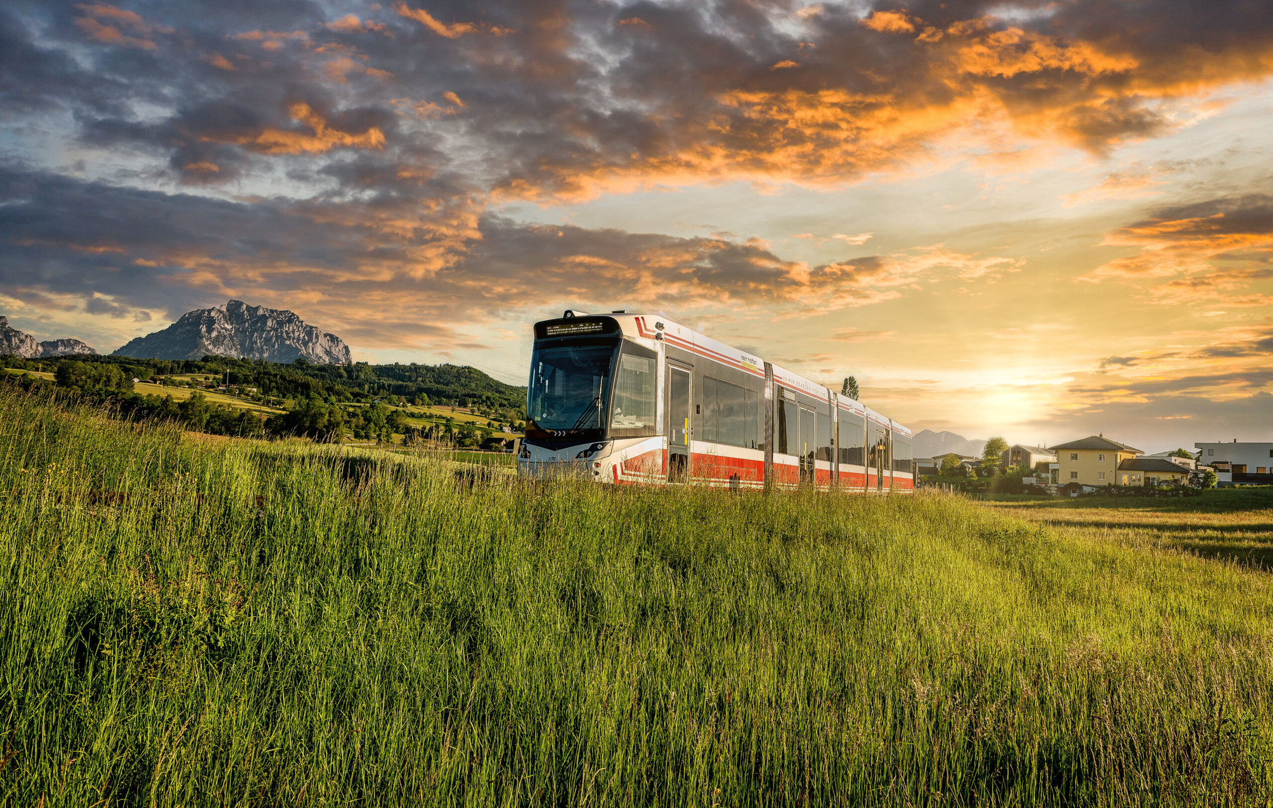 Traunseetram bei Sonnenuntergang