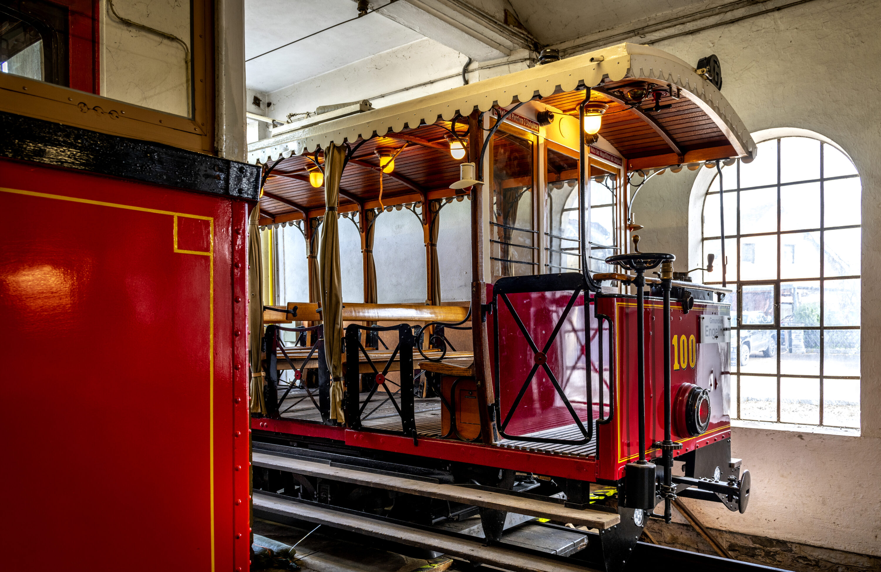 Der Nostalgiewagen mit offenen Fenstern