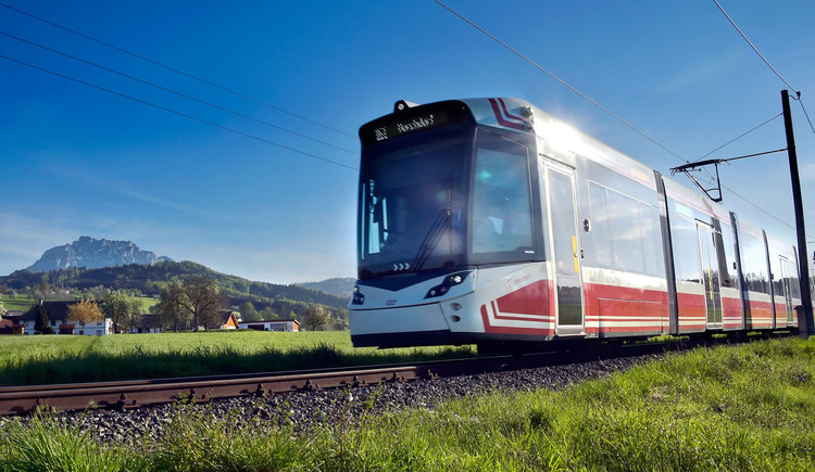 Die Traunseetram fährt über sie Schienen nach Gschwandt