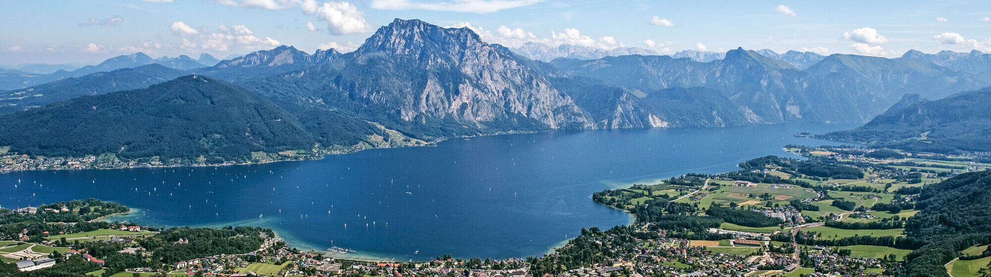 Das Traunsee Panorama aufgenommen mit einer Drohne
