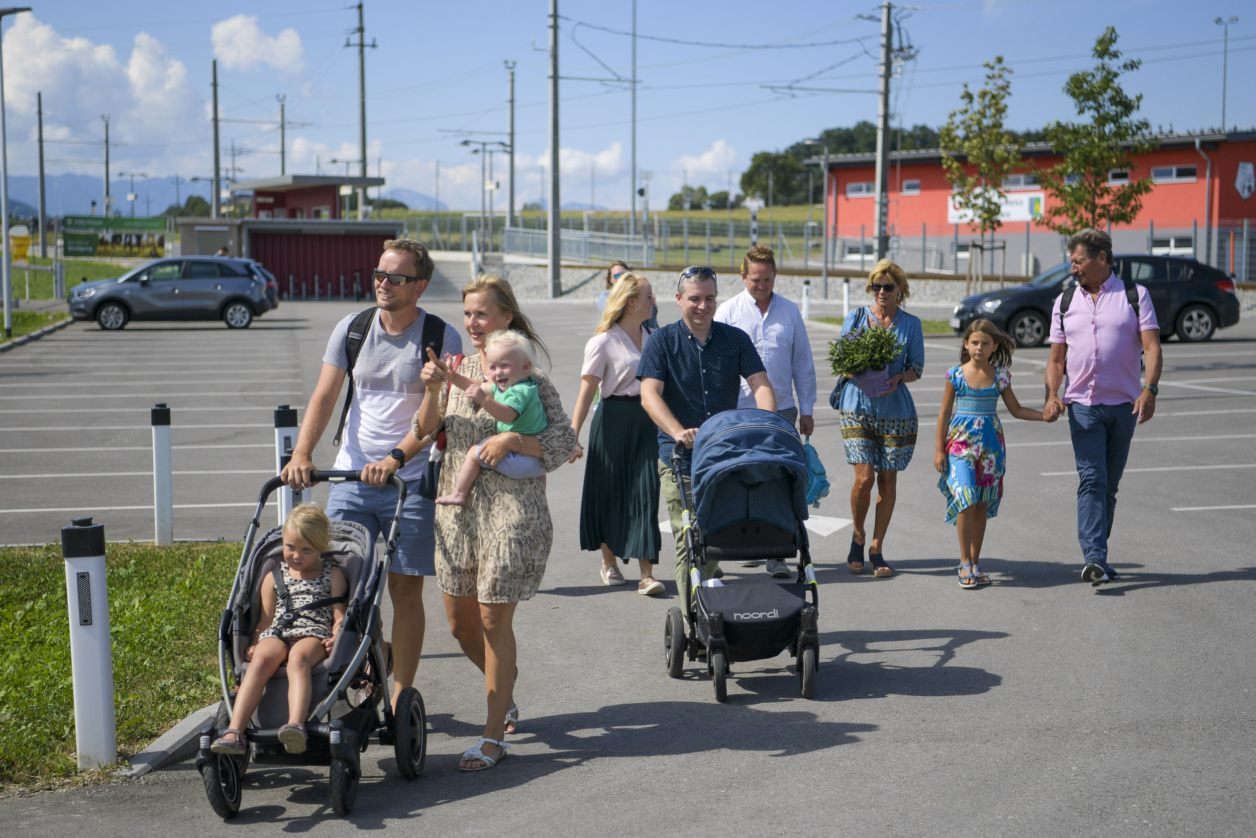 Eine Gruppe von Personen spaziert über die Straße