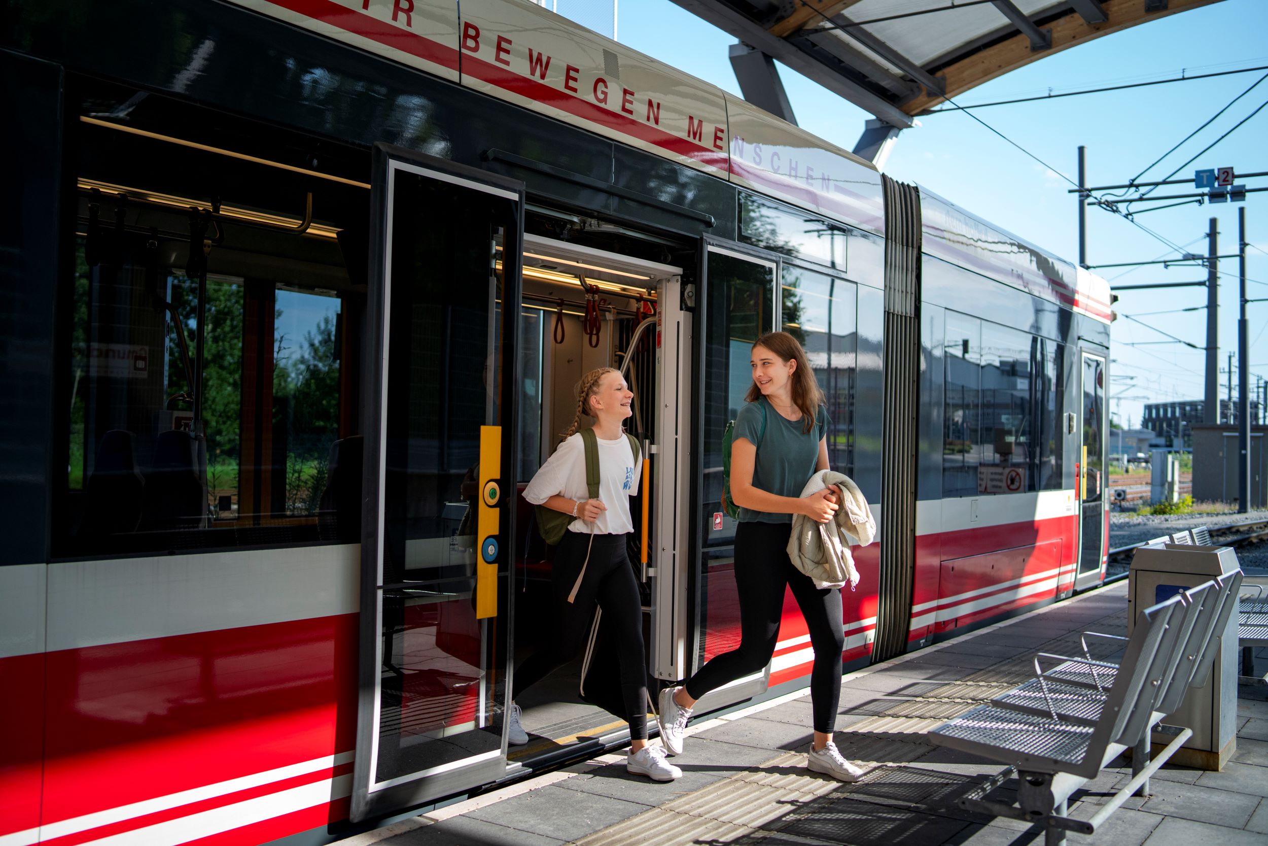 Mädels steigen lachend aus der Traunseetram